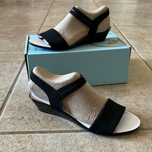 Lifestride Yolo Dress Wedges NWT Black Size 10